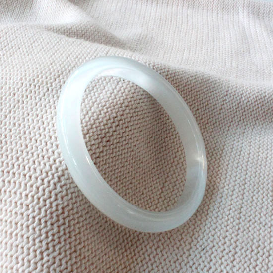 天然纯白色月牙白纯净猫眼水晶石加厚手镯 光亮面中宽搭配玉镯子