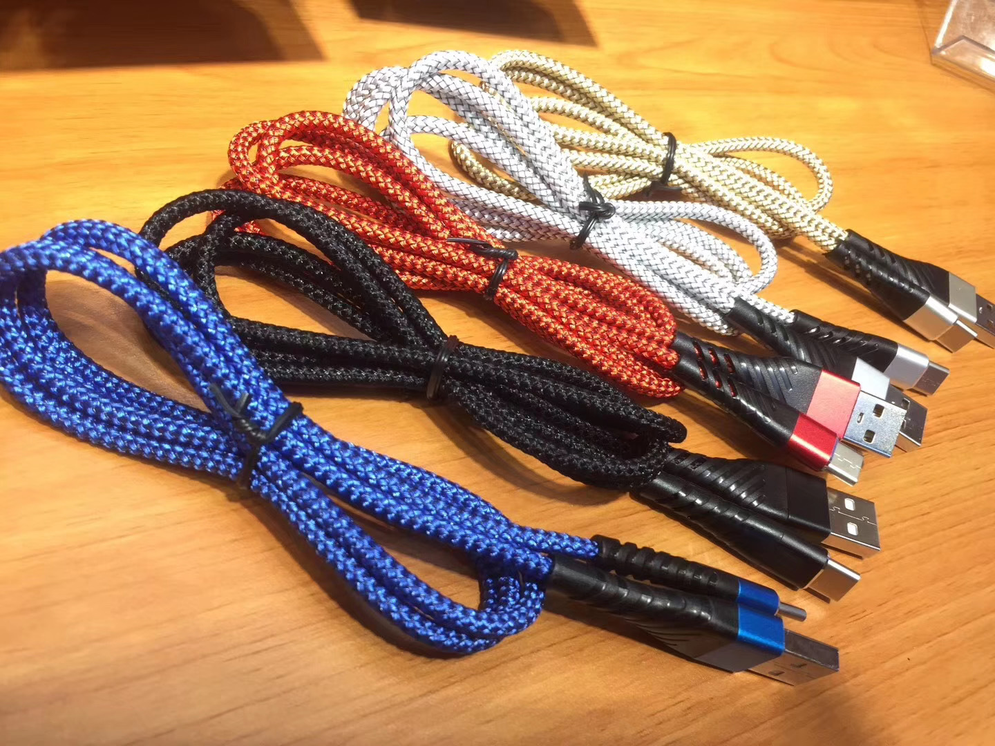 铠甲数据线金属尼龙编织数据线支持3a快充安卓充电线2m快充数据线