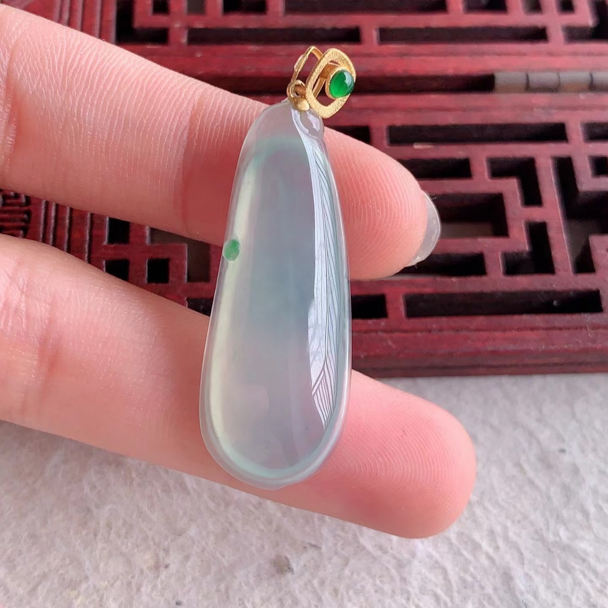 缅甸天然a货翡翠老坑18k飘绿福瓜女士吊坠34×13×5.3mm4.48-阿里巴巴