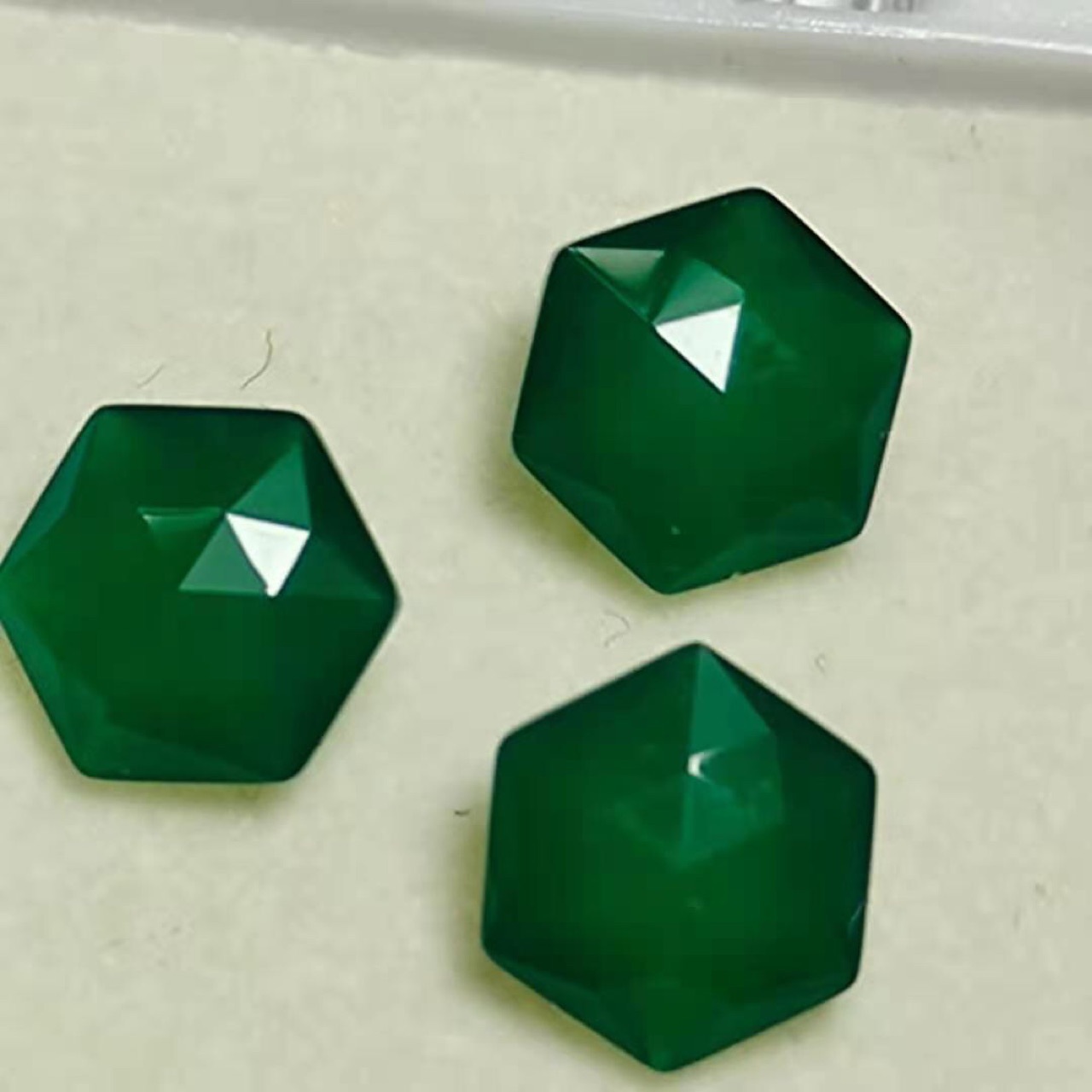天然绿玛瑙六边形玫瑰切面尖底88