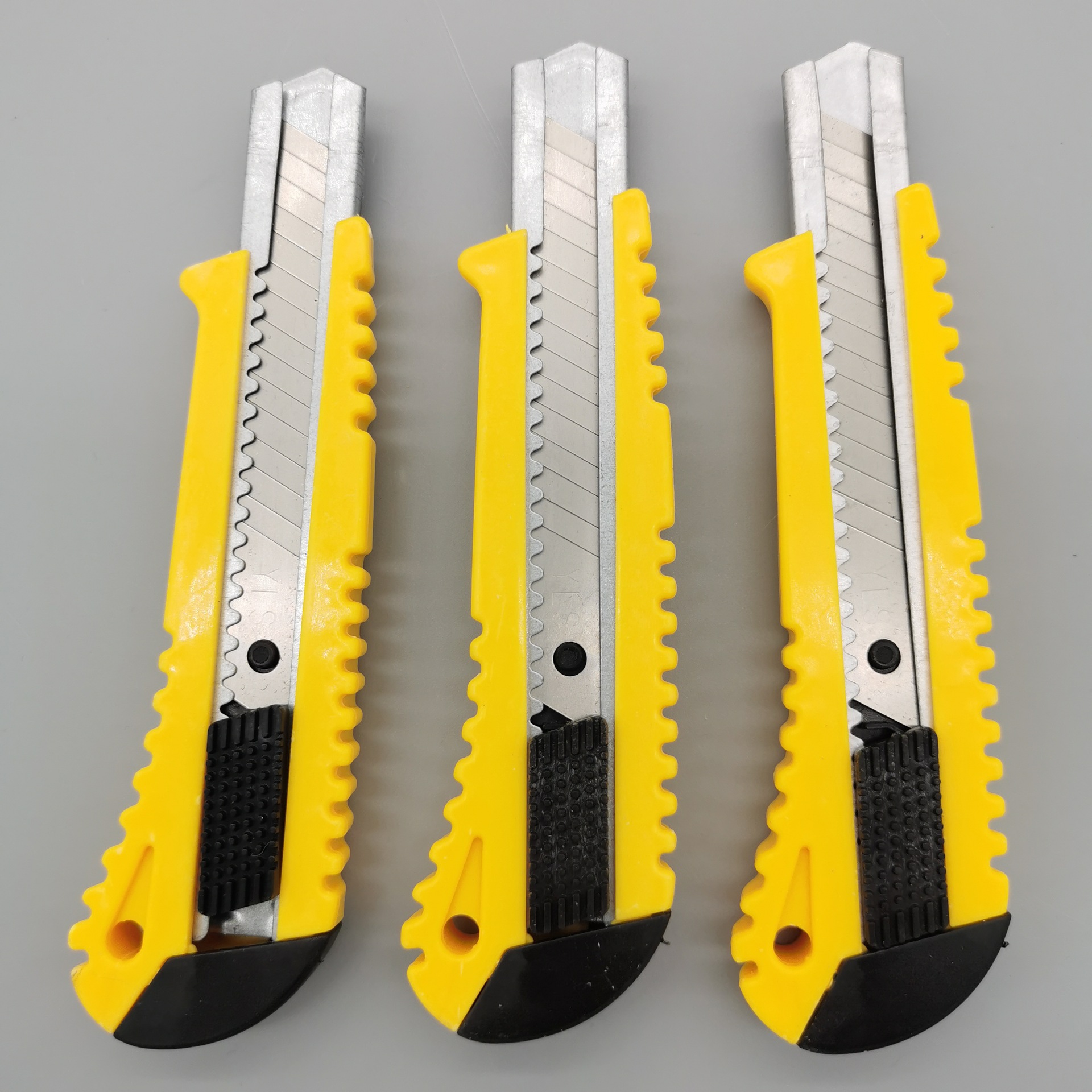 厂家批发 美工刀 壁纸刀 裁纸刀 墙纸刀 大号介刀 加厚18mm工业刀