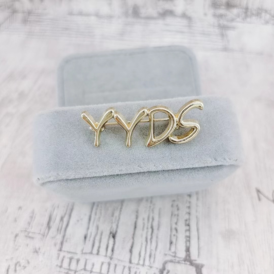【厂家直销】yyds胸针时尚字母别针可爱标服装衣帽箱包配饰合金