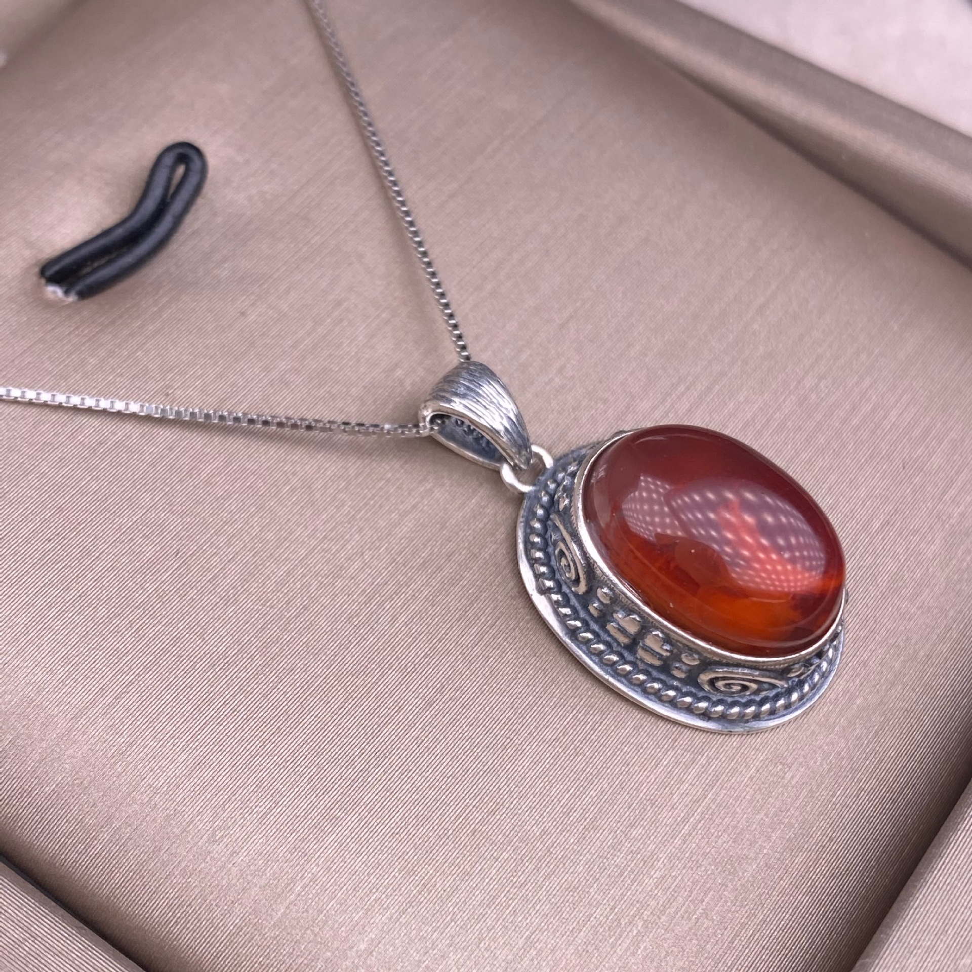 南红吊坠s925银镶嵌复古银尼泊尔做旧精致通勤简约女款锁骨链挂坠