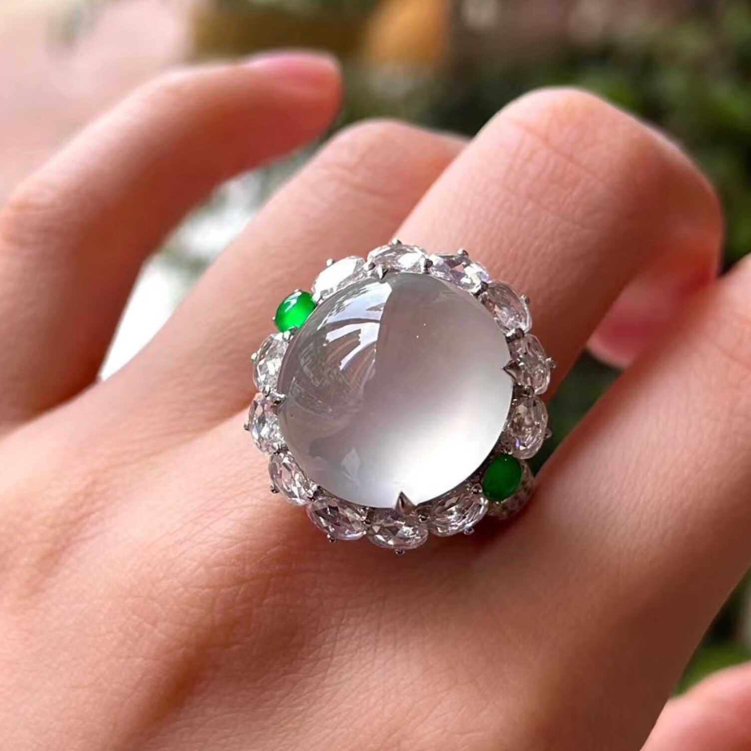 冰种白冰翡翠蛋面戒指18k金镶嵌缅甸a货阳绿鸽子蛋玉戒女款带证书