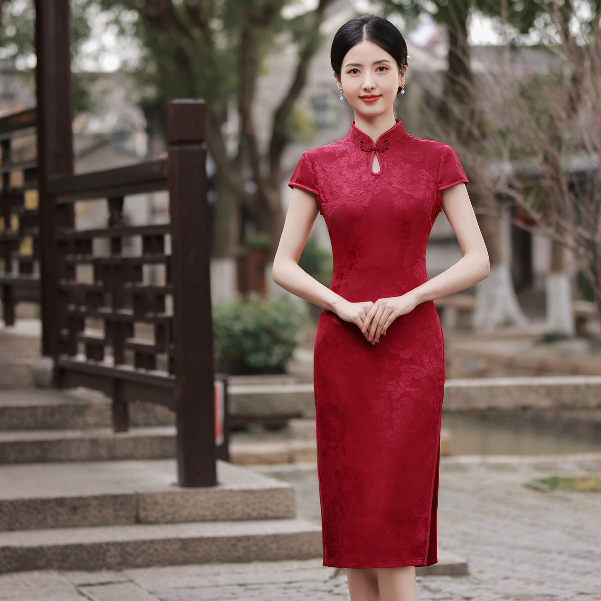 日常复古春夏新款旗袍中长水滴领红色提花喜婆婆大码妈妈装修身