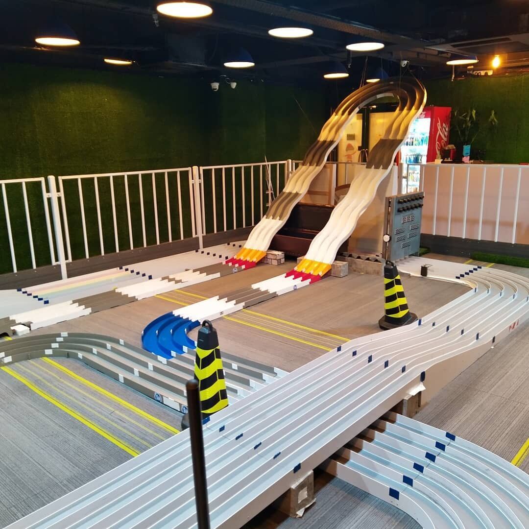 四驱车跑道立交轨道三轨拼装赛道家庭双轨闪电飞龙比赛道男孩玩具