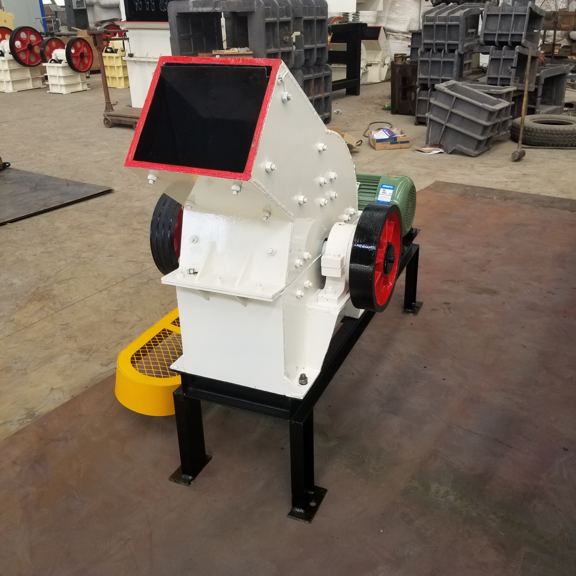 小型煤矸石花岗岩石子锤式破碎机玻璃甩锤制砂机混凝土打沙破碎机