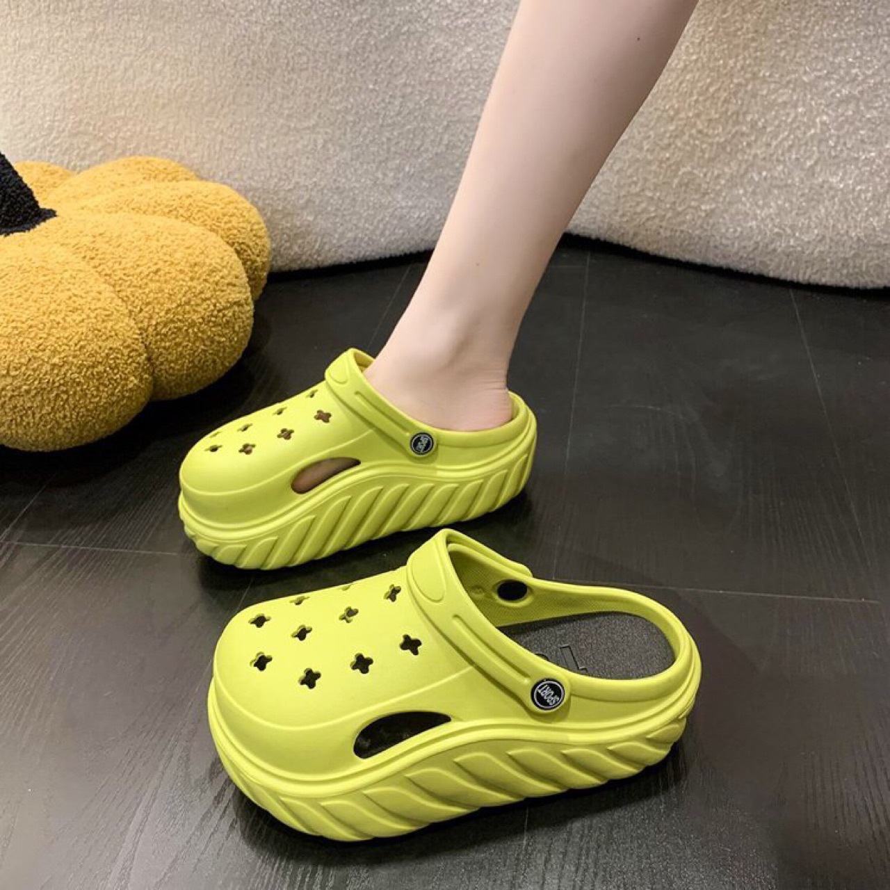 时尚舒适新款热销女士夏季厚底沙滩洞洞鞋-阿里巴巴