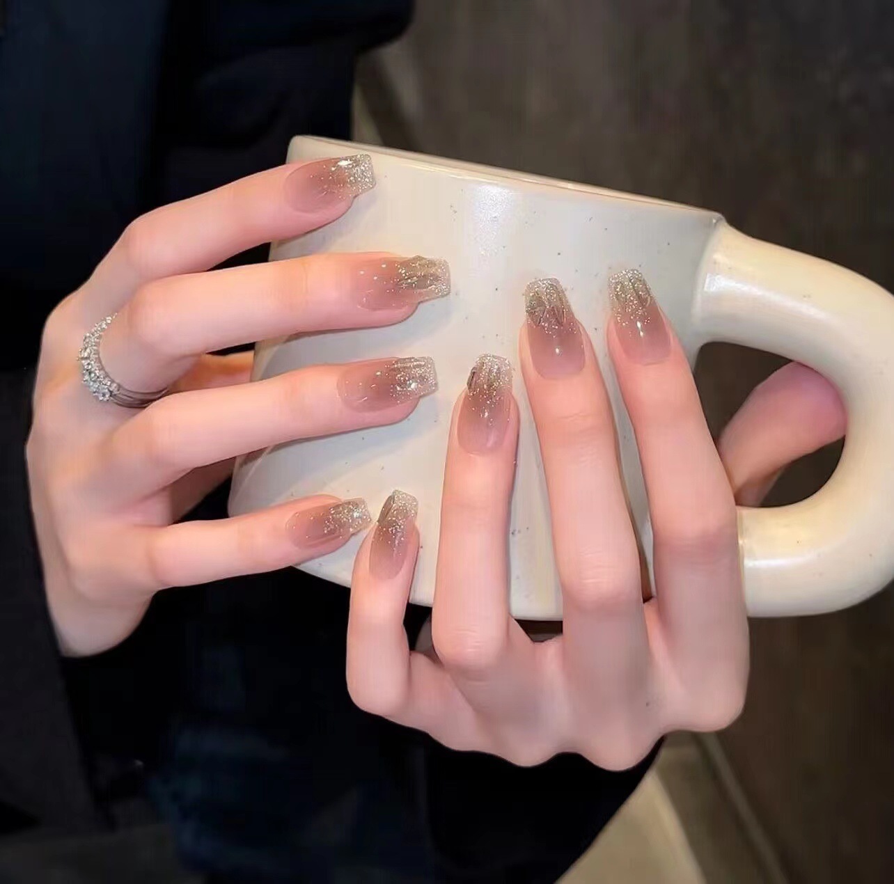 乌雨烟梅秋冬新款冰透咖晕染渐变爆闪满钻穿戴甲气质显白美甲成品