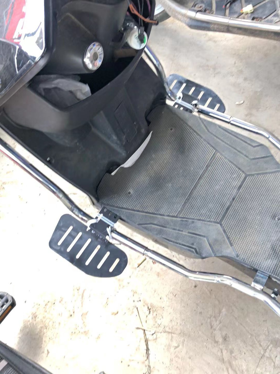 电动车脚踏放脚外卖脚踏通用可调节脚踏深远脚踏板改装配件-阿里巴巴