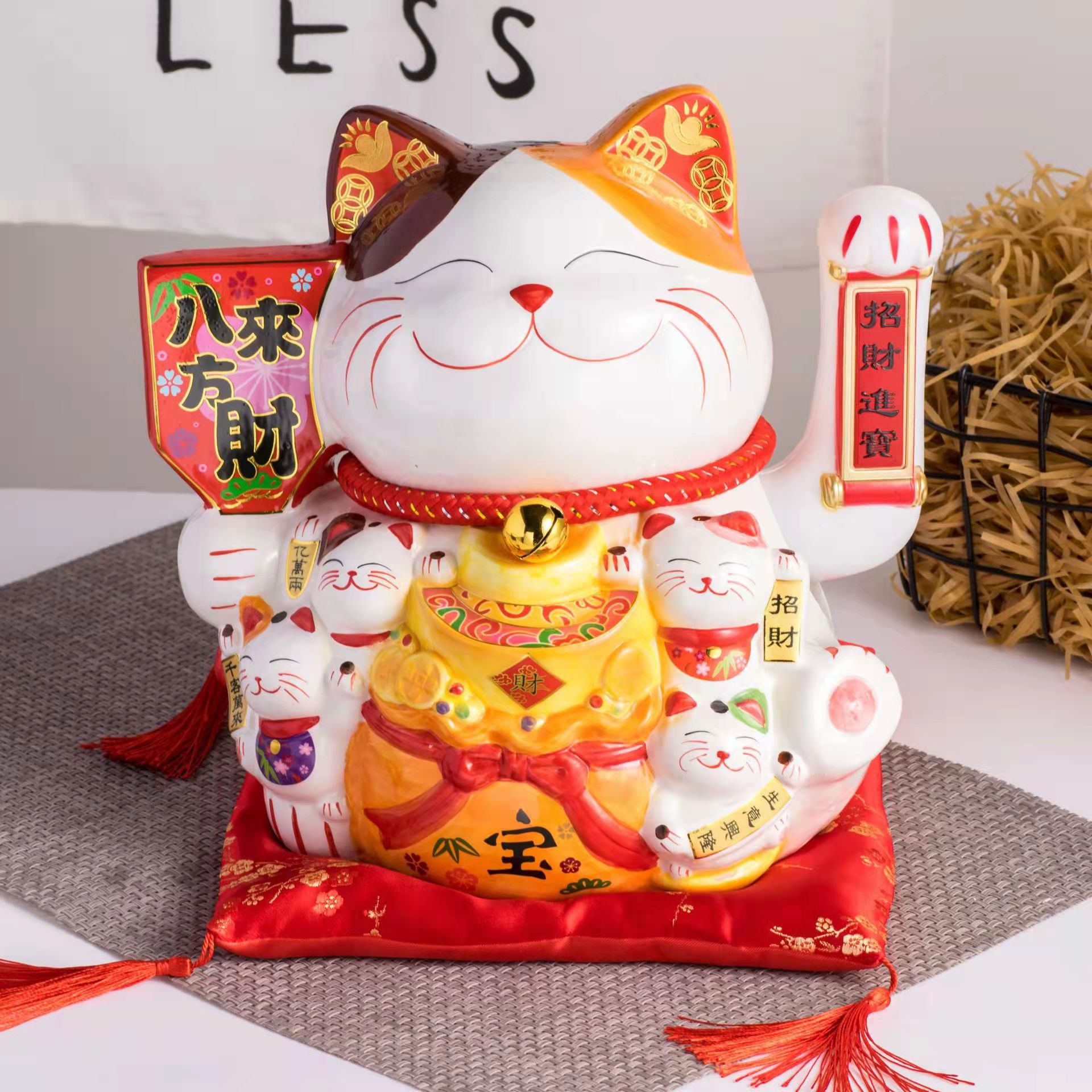 配套附件:猫坐垫,开运红围巾一条,金色铃铛一只包装:彩纸盒子,防震