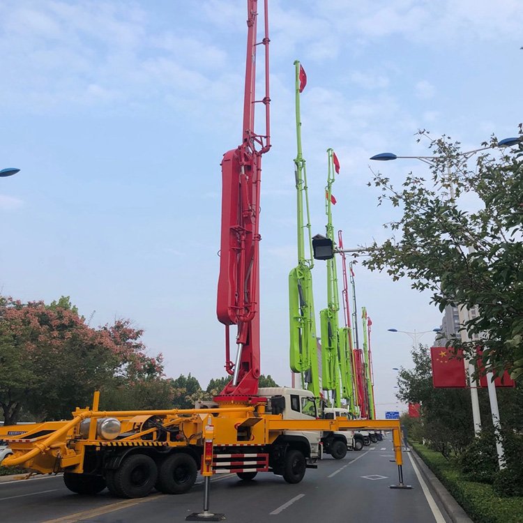 泵车是在载重汽车底盘上进行改造而成的,它是在底