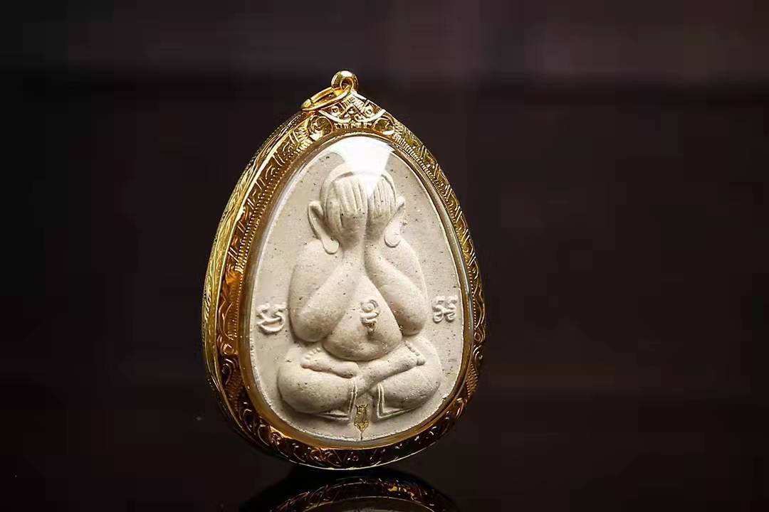 泰国佛牌 龙婆坤2537财富必打掩面佛