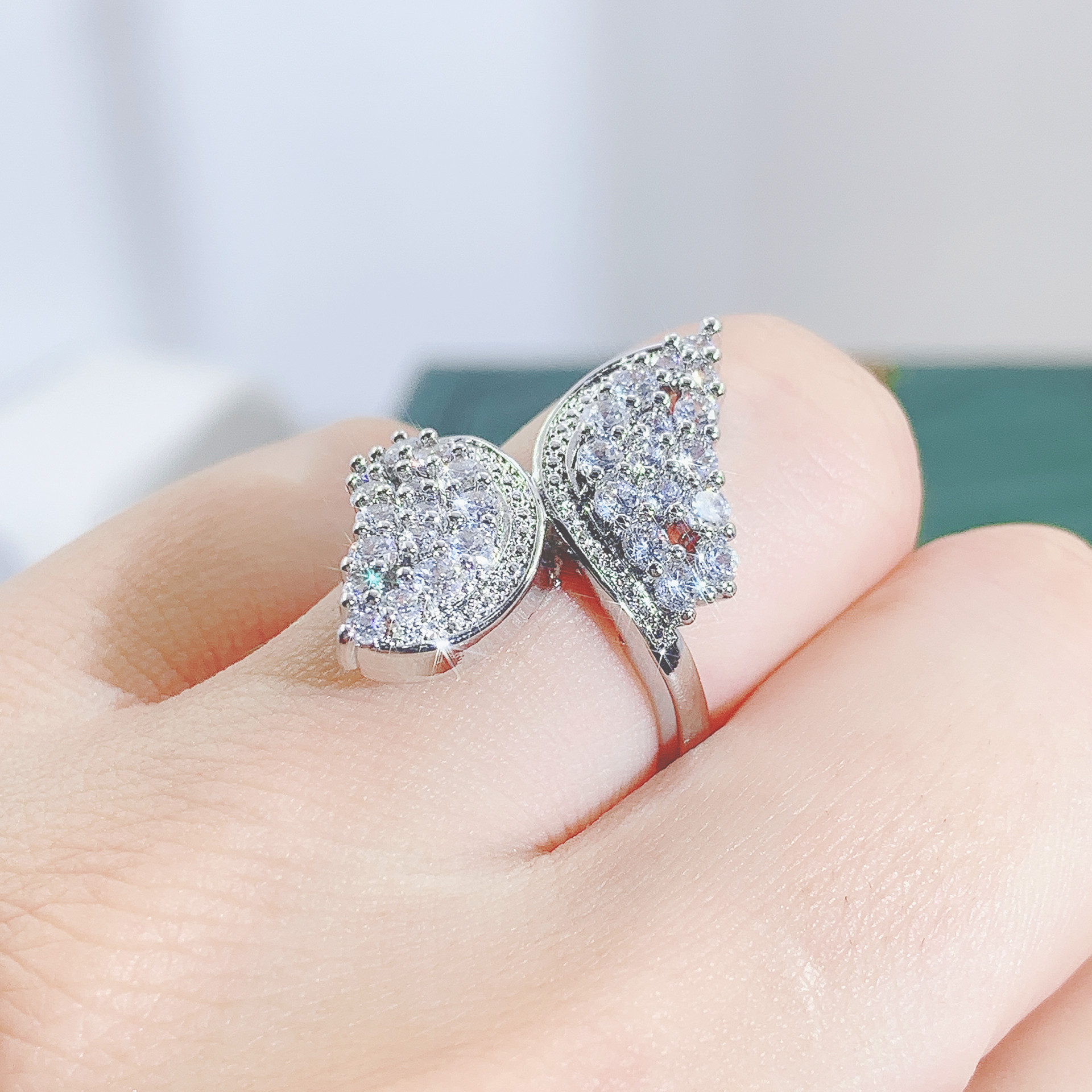 亚马逊热卖天使翅膀满钻戒指女小众设计感轻奢时尚个性食指指环