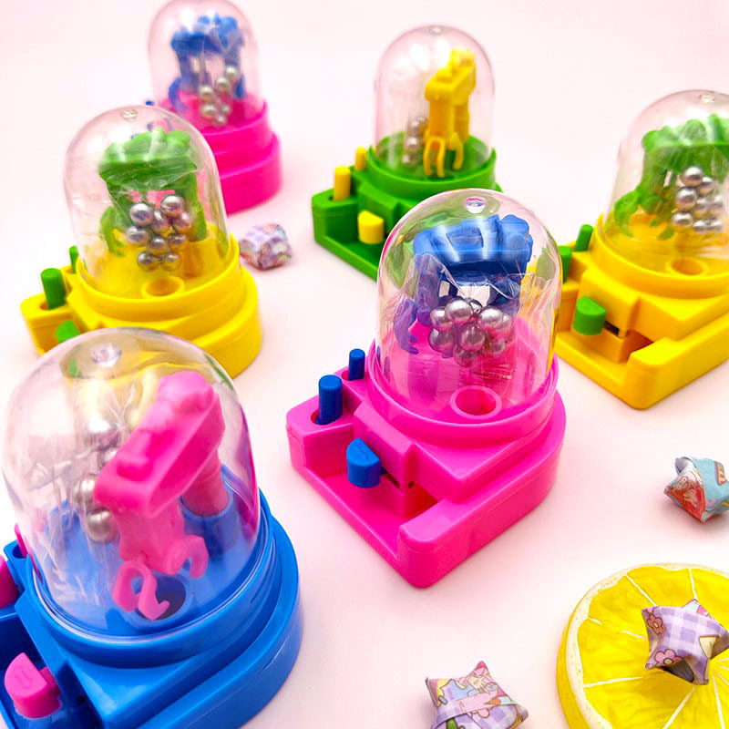 2元抓娃娃机迷你手指糖果机抓捕机夹娃游戏机儿童玩具地摊扭蛋3元
