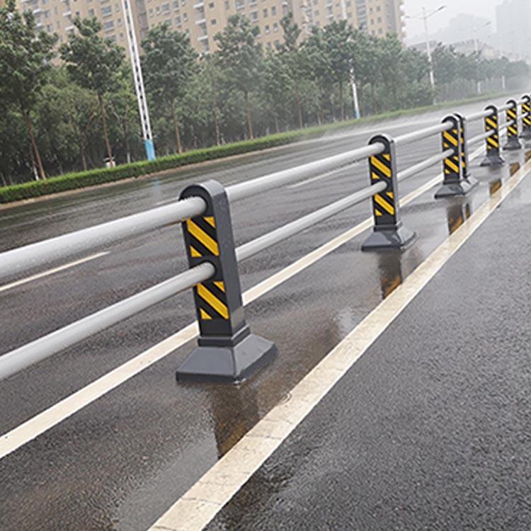 市政城市马路人行道隔离防护栏杆不锈钢复合管隔离墩圆管道路护栏