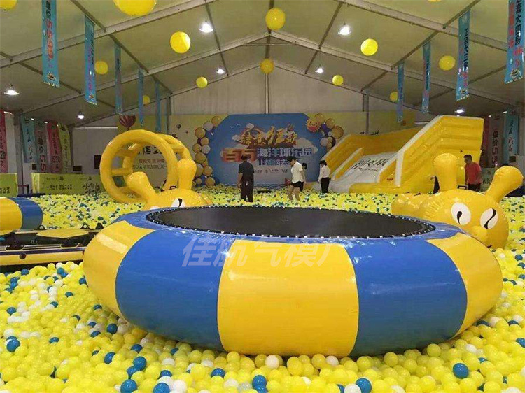 充气水上蹦蹦床弹跳床儿童海洋球池玩具圆形大型移动水上乐园设备