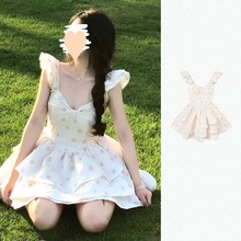 在逃公主蓬蓬裙夏季新款法式小众设计感方领小飞袖显瘦碎花连衣裙