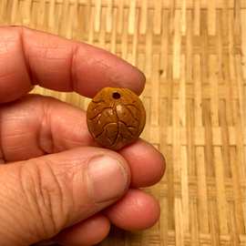 厂家批发桃核手工雕刻挂件儿童宝宝diy配饰吊坠杏核一夜暴富