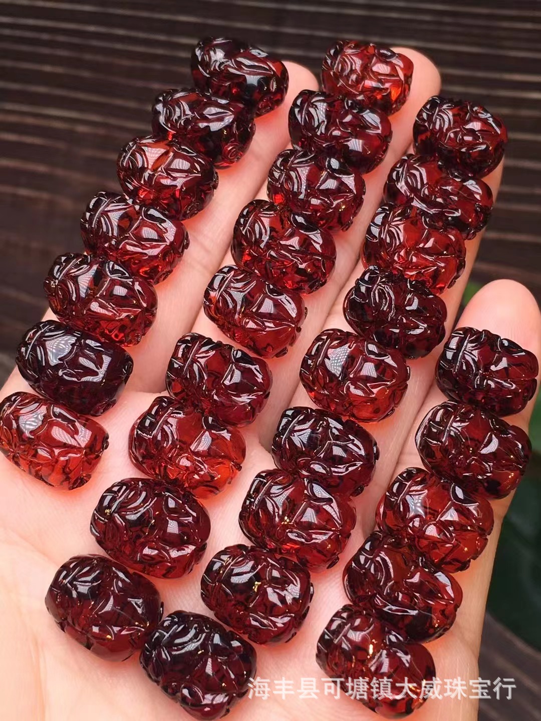 天然血珀雕刻貔貅精工未打孔净水酒红色血珀全品无杂裂无黑点貔貅