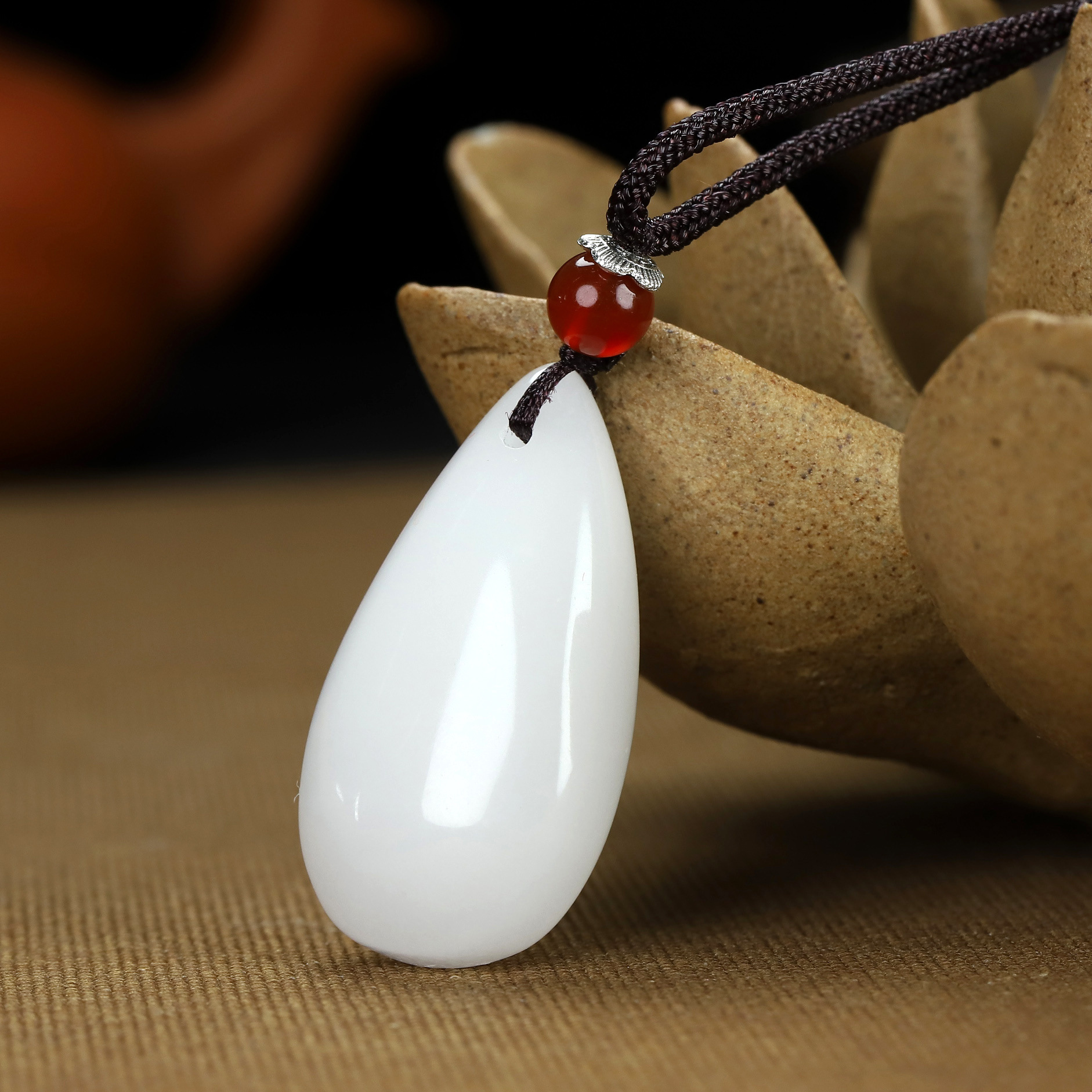 批发玉石礼品直播供货 新疆金丝玉羊脂白玉水滴吊坠 玉石挂件