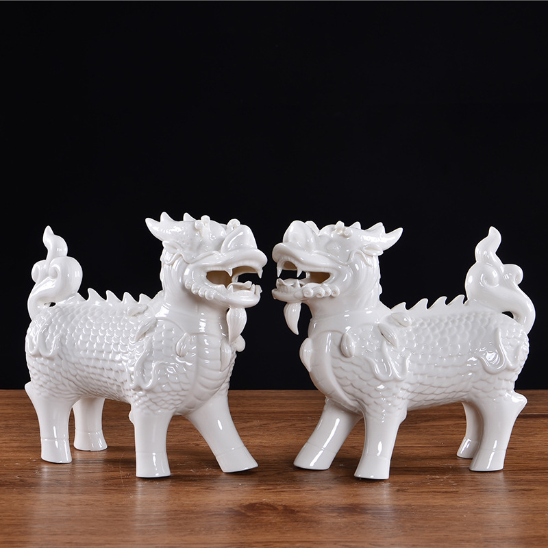 白色陶瓷麒麟摆件一对镇宅招财风水吉祥物家居装饰品摆件家用供奉