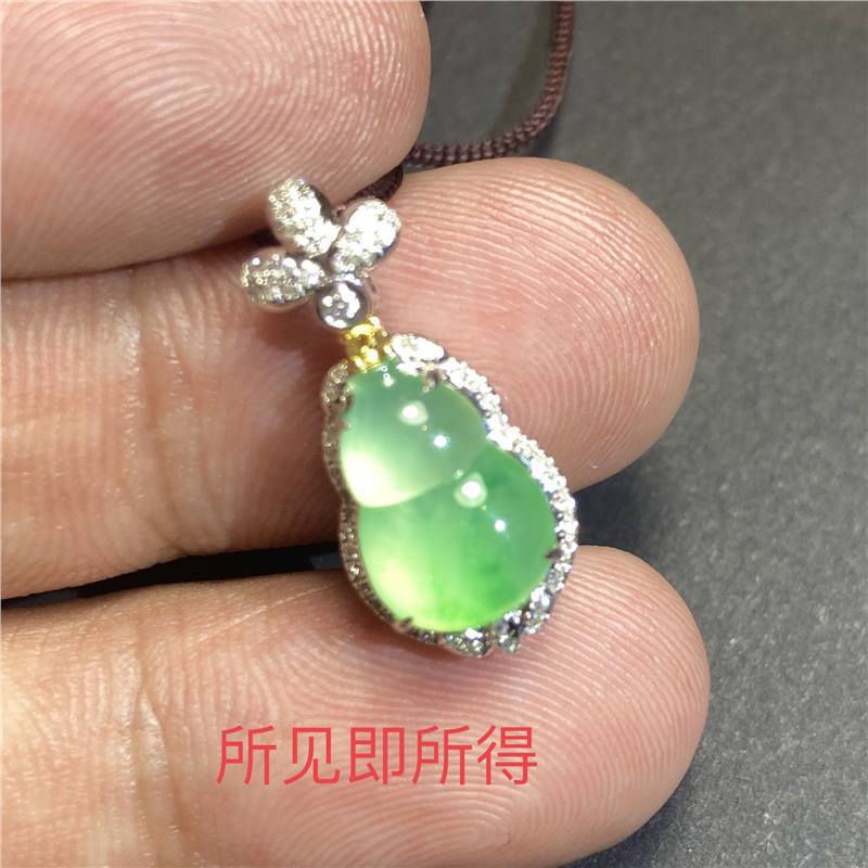 18k白南非真钻镶嵌高冰种阳绿葫芦吊坠女款项坠配带冰种缅甸翡翠