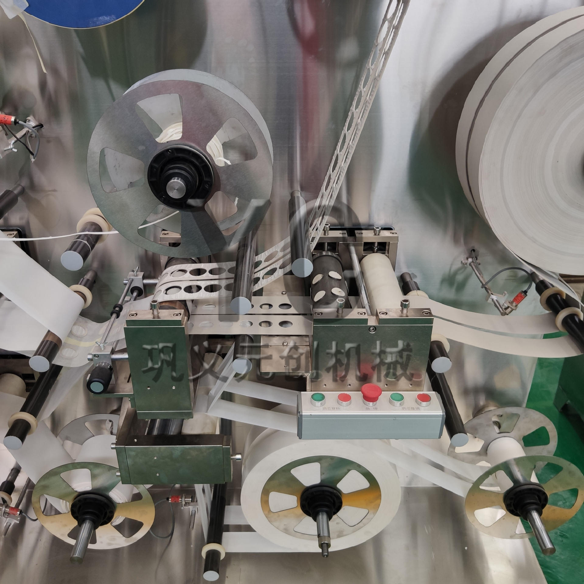 膏药贴片机 肤色水刺布空白贴膏药贴合机 黑膏药药贴滩涂成型机