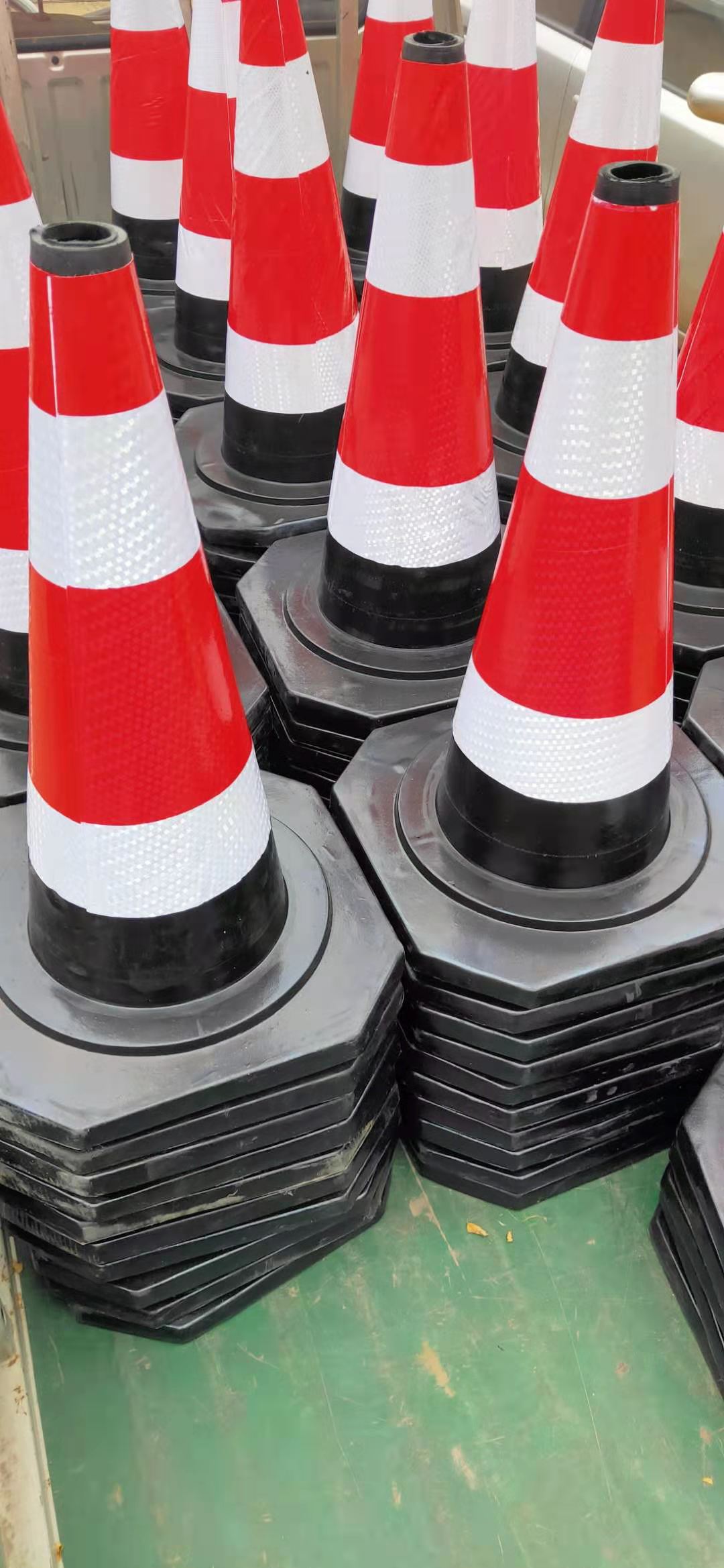 橡胶路锥反光锥路锥橡胶雪糕桶路锥方锥反光锥安全道路障锥反光桶