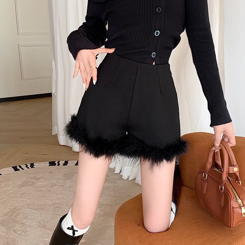 黑色毛毛配靴子的短裤女2023新款秋冬季外穿高腰小众a字打底热裤