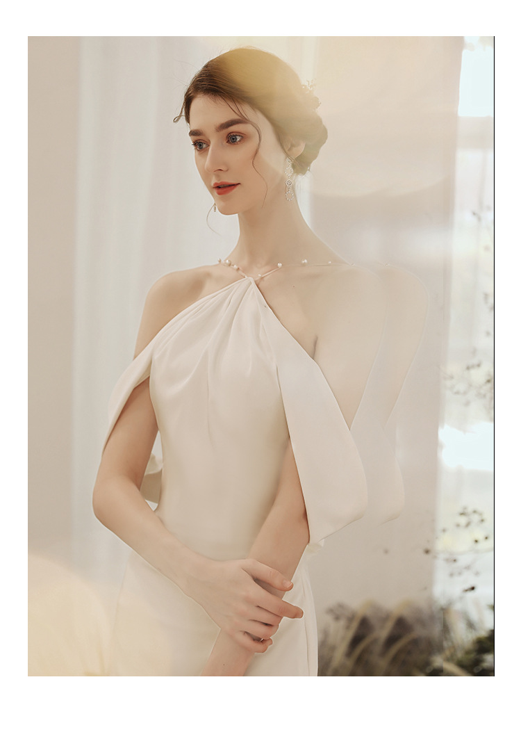 轻婚纱2022新款出门纱简约大气白色缎面法式晚礼服女挂脖鱼尾