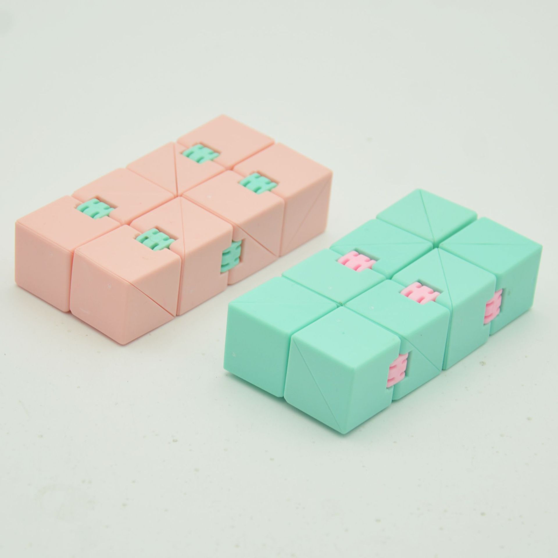 【黄麻麻】无限魔方跨境热销创意翻转解压方块二阶魔方异形玩具