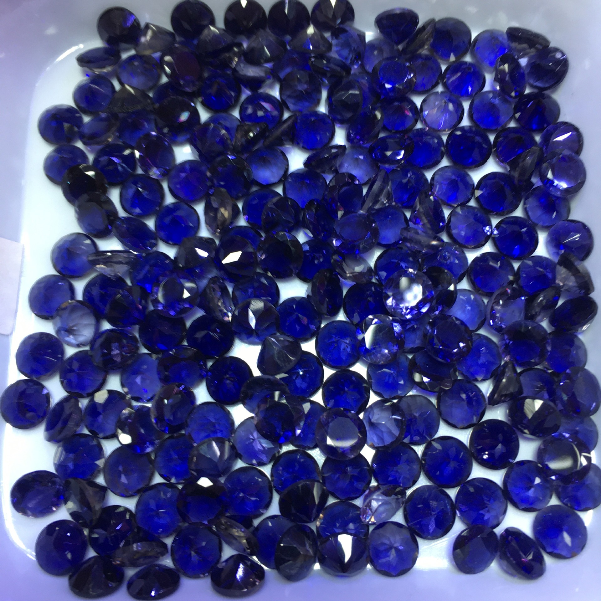 蓝宝石圆形切面戒面 晶体通透深蓝色火彩闪耀 蓝宝石戒面厂家批发