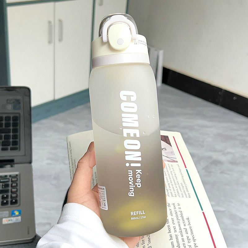 批发磨砂水杯大容量运动户外塑料杯简约便携大人耐高温刻度吸管杯