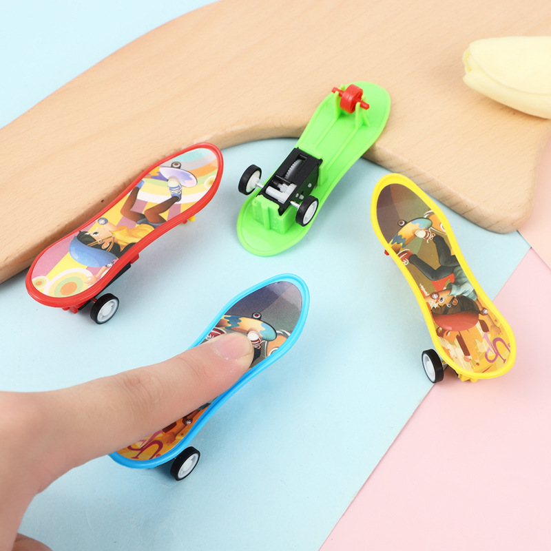儿童滑行小汽车手指回力滑板车模型玩具迷你卡通惯性玩具地摊夜市