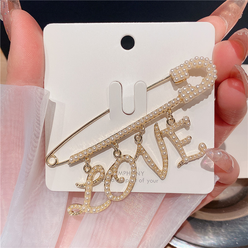 Style Creative Personality Letter Pearl Love Brooch Female Classic Style Versatile Brooch Pin New Products in Stock