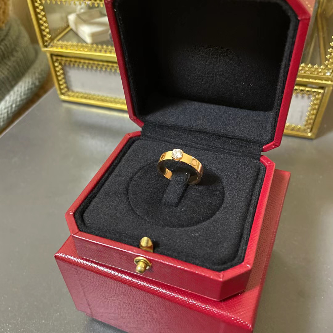 欧美卡加戒指钛钢大钻戒指真空电镀18k金时尚百搭感小众-阿里巴巴