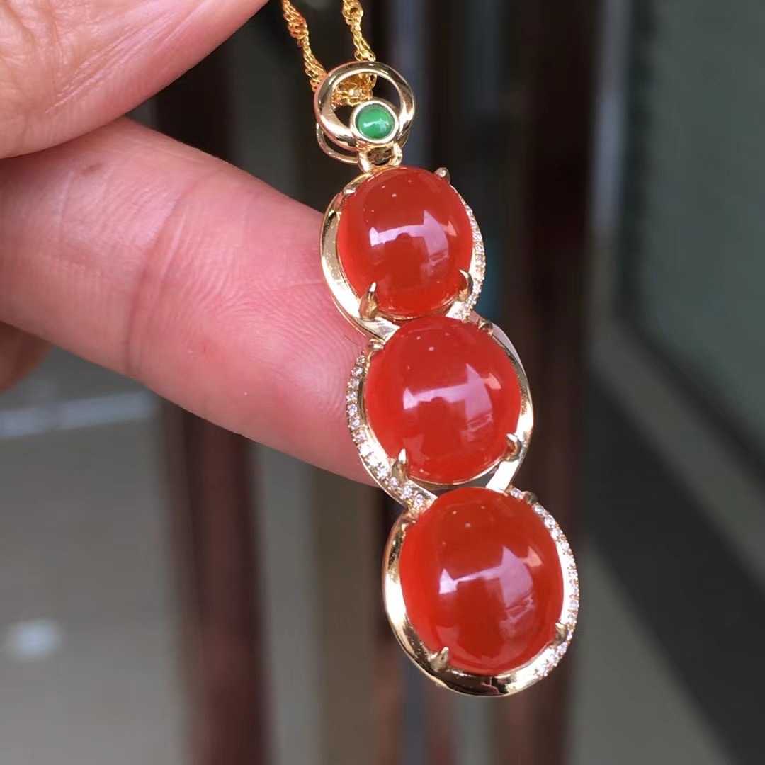 精品保山南红冰红18k花生吊坠高冰起荧光颜色非常红润好意头项坠