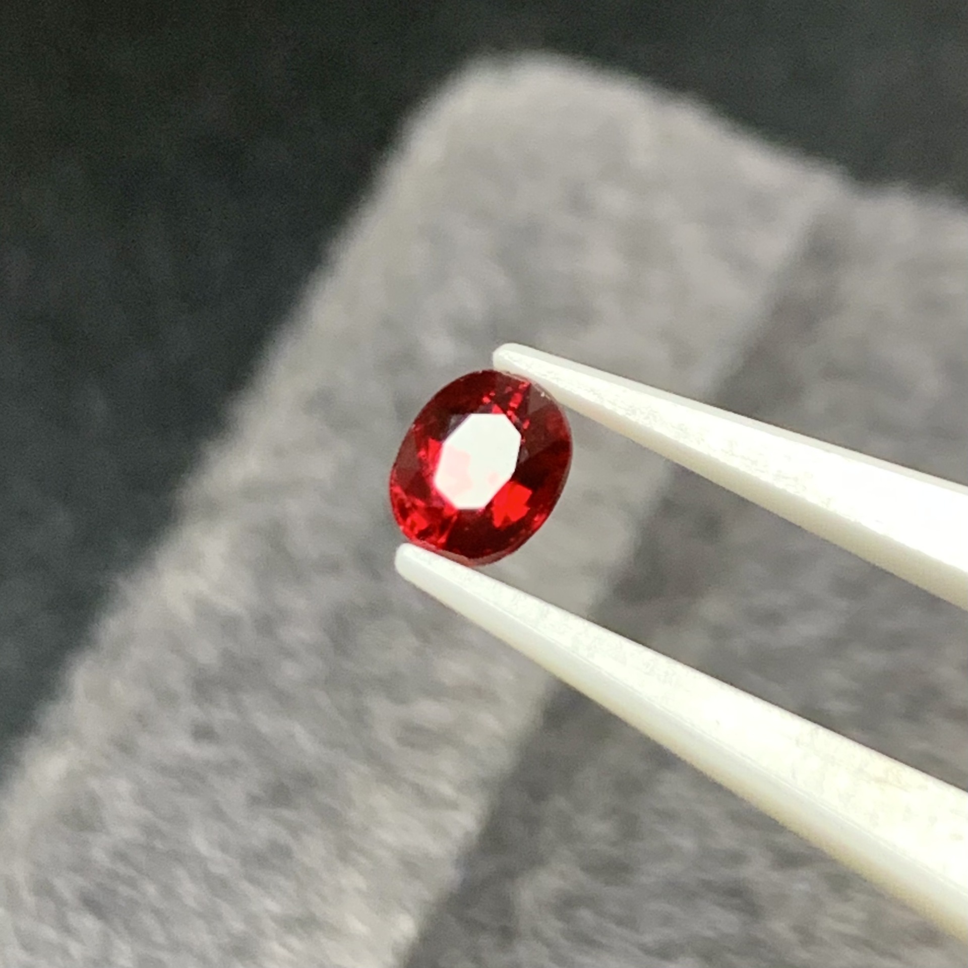 天然无烧鸽血红宝石【产品产地】:莫桑比克【产品工艺】:刻面【产品