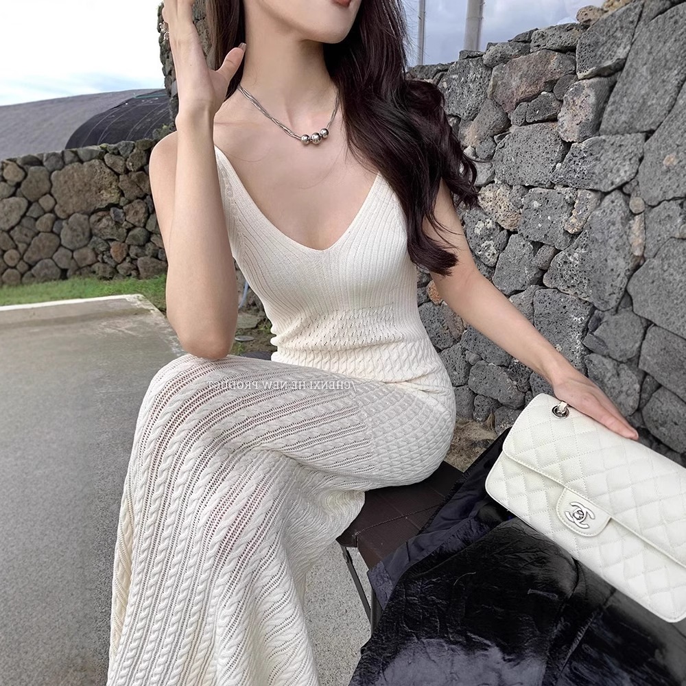 高级感优雅针织连衣裙吊带长裙女内搭修身显瘦钩花镂空包臀背心裙