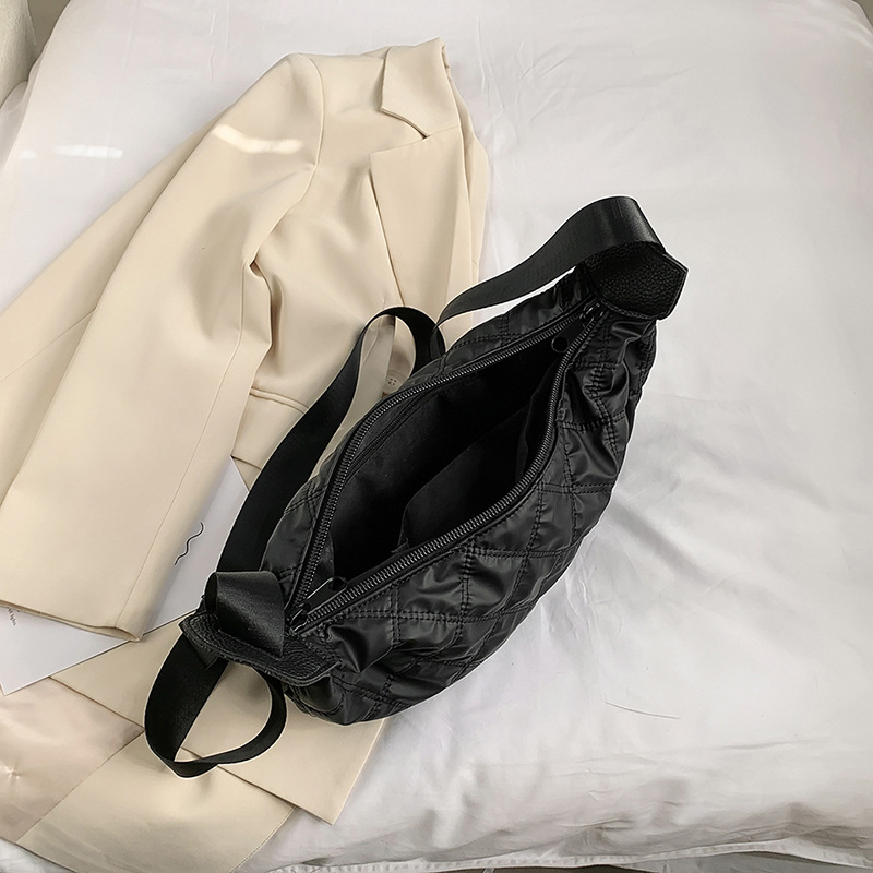 2022 New Korean Style Fashionable Large Capacity Shoulder Underarm Bag Women's Rhombic New Moon Bag Simple All-Match Messenger Bag