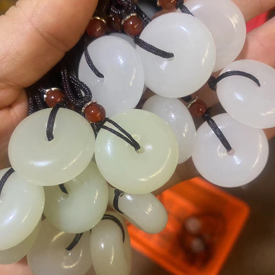 描述是否ip授权否是否属于礼品否尺寸白玉平安扣裸坠,白玉扣 棕色绳