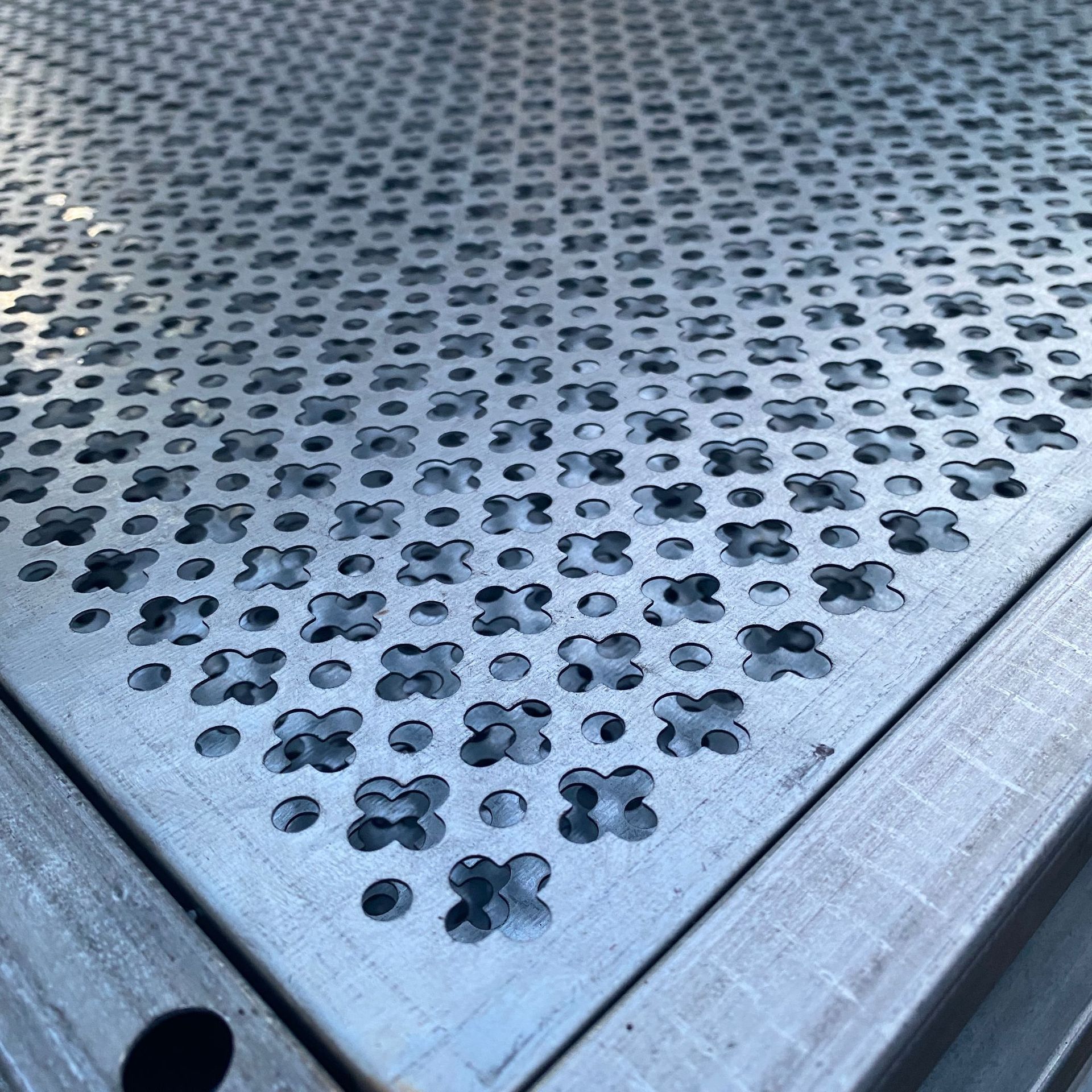 外墙铝单板幕墙装饰网梅花孔网孔板十字孔梅花孔铝单板洞洞板