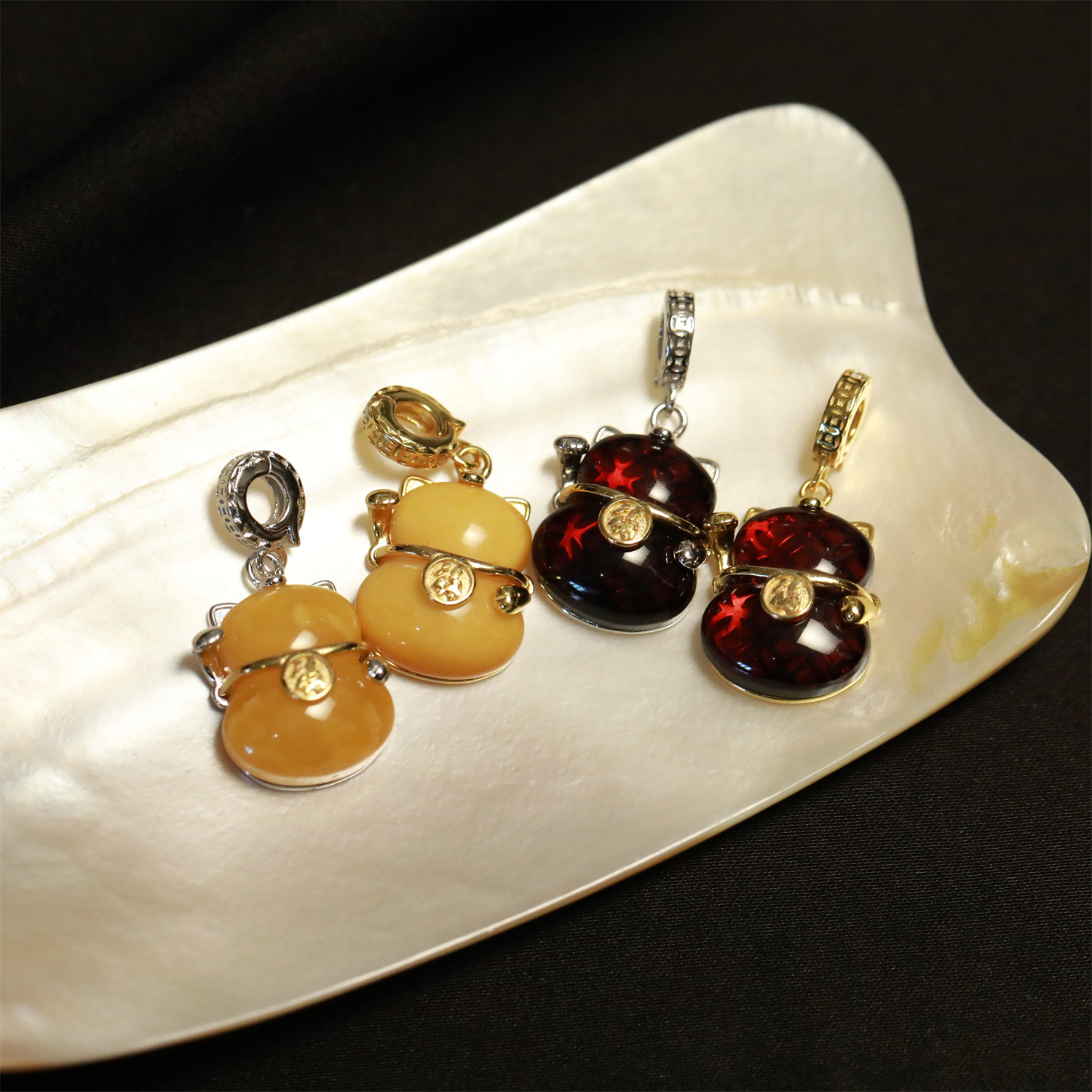 s925银血珀蜜蜡招财猫吊坠约2.2g1.2*1.7cm-阿里巴巴