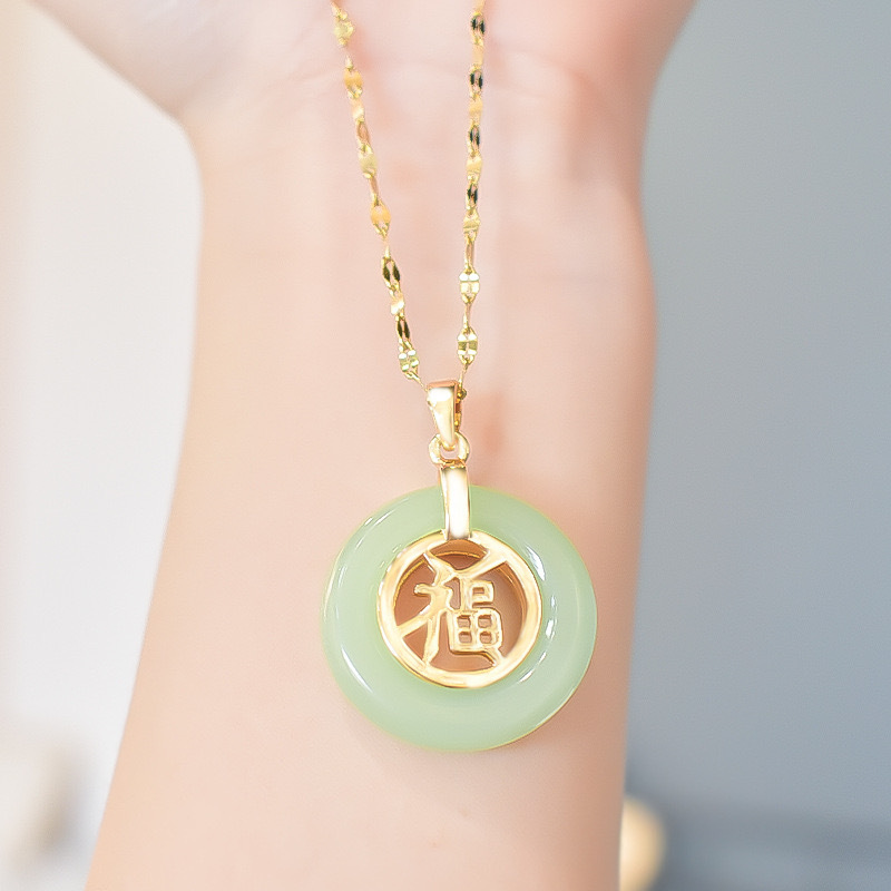 2024年复古时尚气质百搭平安扣福字和田玉吊坠钛钢项链锁骨链女