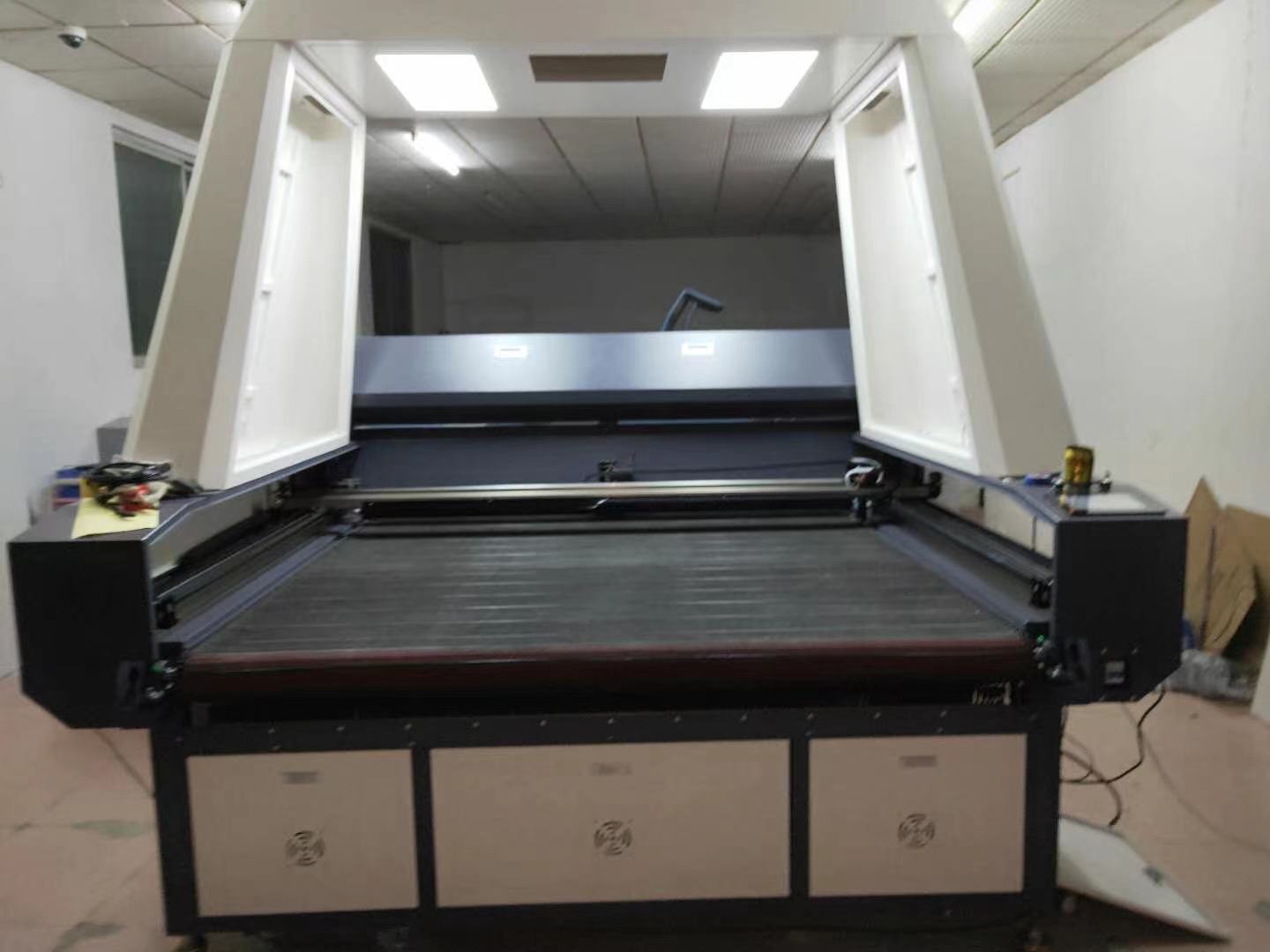 供应婚纱服装蕾丝花边寻边定位激光切割机!