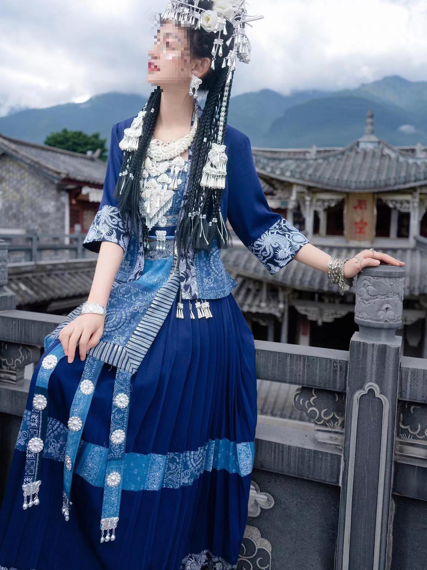 改良版苗疆服饰女旅拍摄影苗族服装蜡染抹胸长袖外套飘带长裙新款