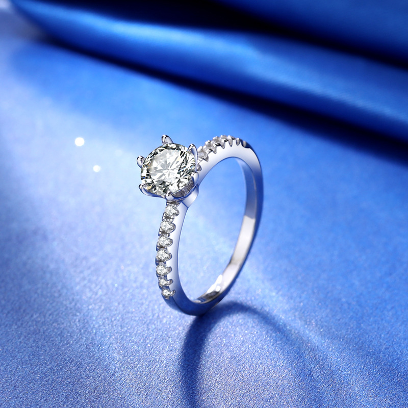正品d色925银仿18k金四爪莫桑钻石戒指1克拉群镶碎钻结婚女钻戒