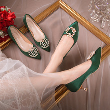婚鞋女粗跟2023春季新款珍珠秀禾婚纱两穿绿色尖头高跟结婚新娘鞋