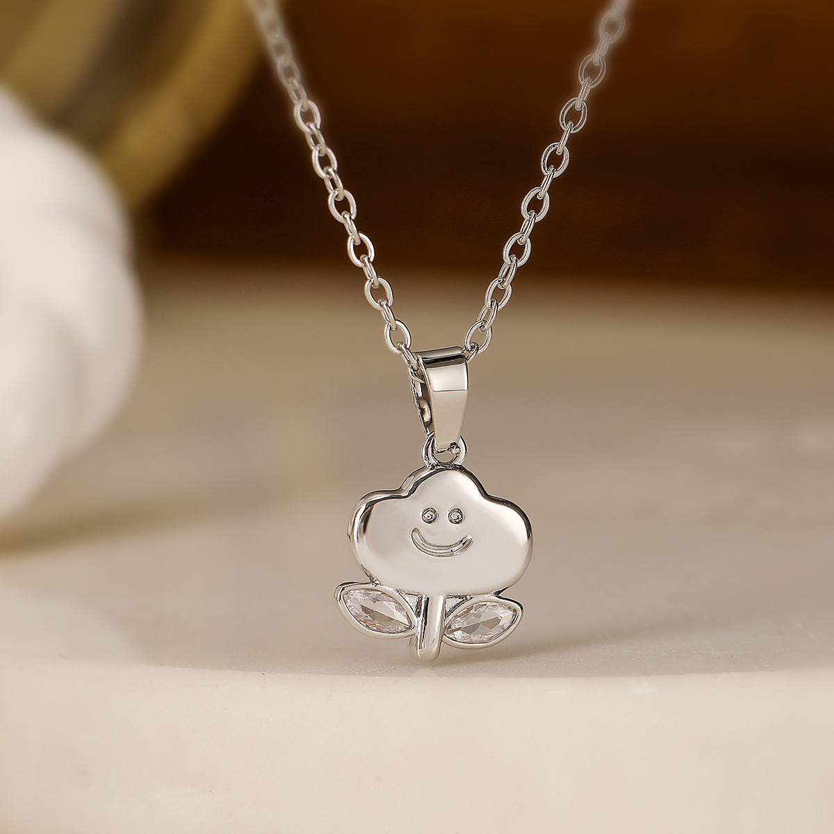 澳古 时尚简约镶锆石笑脸花朵吊坠项链女ins小众清新百搭锁骨链新